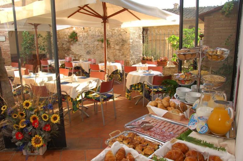 Hotel Leon Bianco San Gimignano Esterno foto