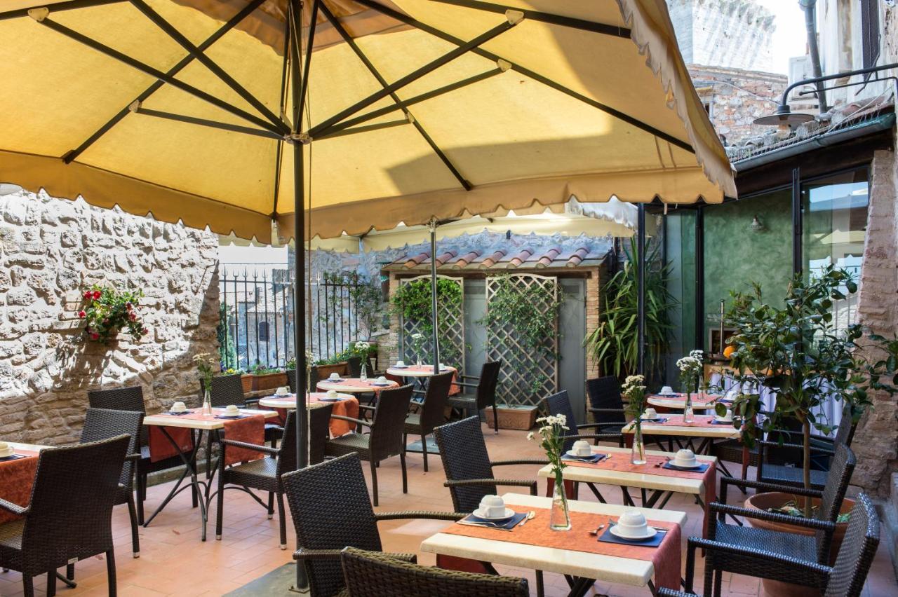 Hotel Leon Bianco San Gimignano Esterno foto